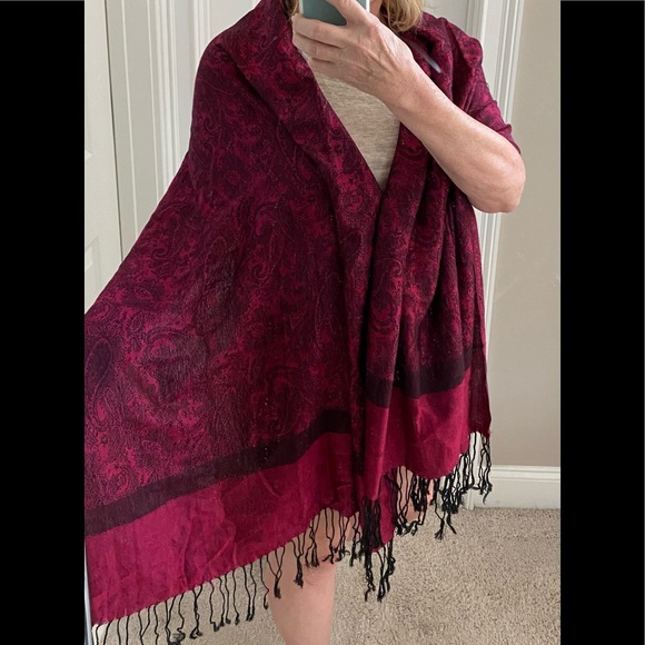 Magenta & Black Pashmina / Wrap / Stole /Throw: Paisley Pattern w 5" Fringe - Picture 5 of 9